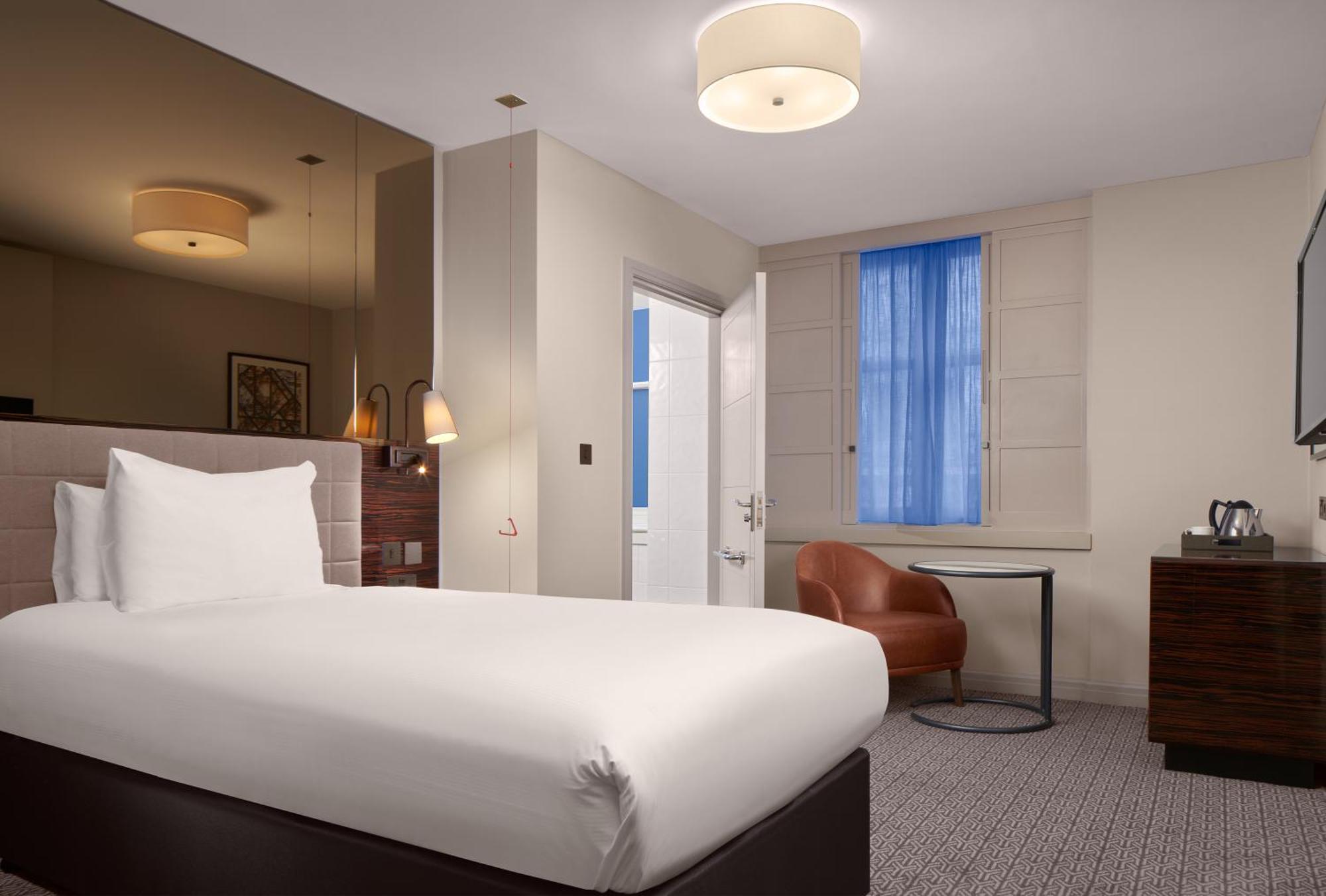 Strand Palace Лондон Екстер'єр фото A single room at the hotel