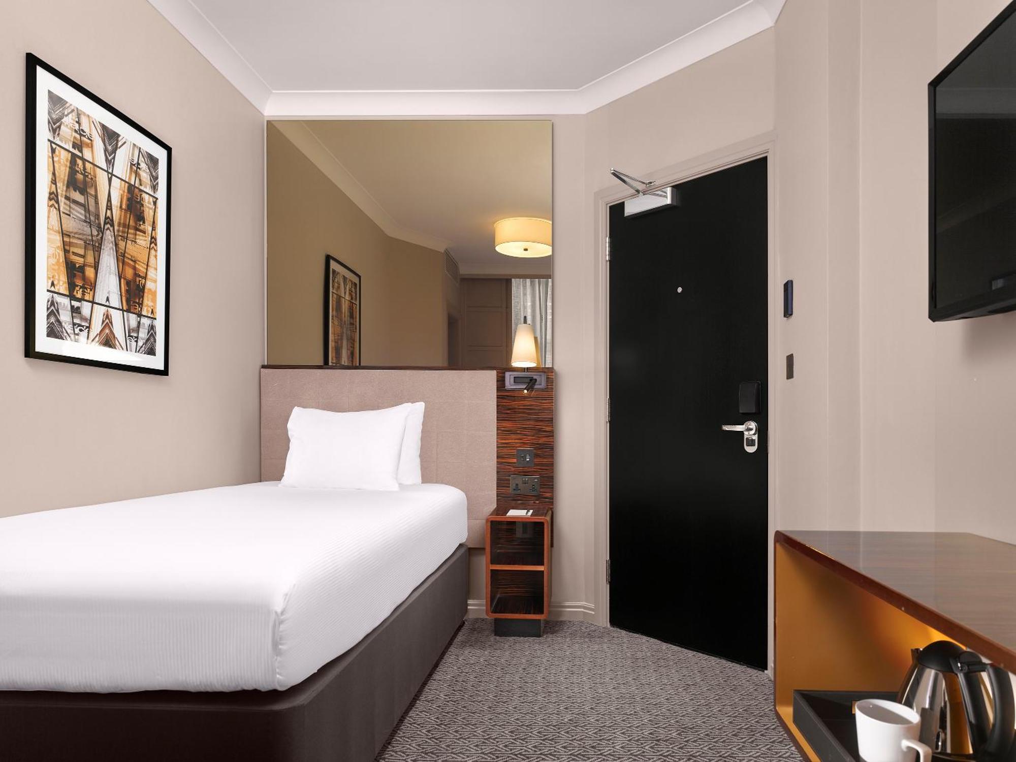 Strand Palace Лондон Екстер'єр фото Single room