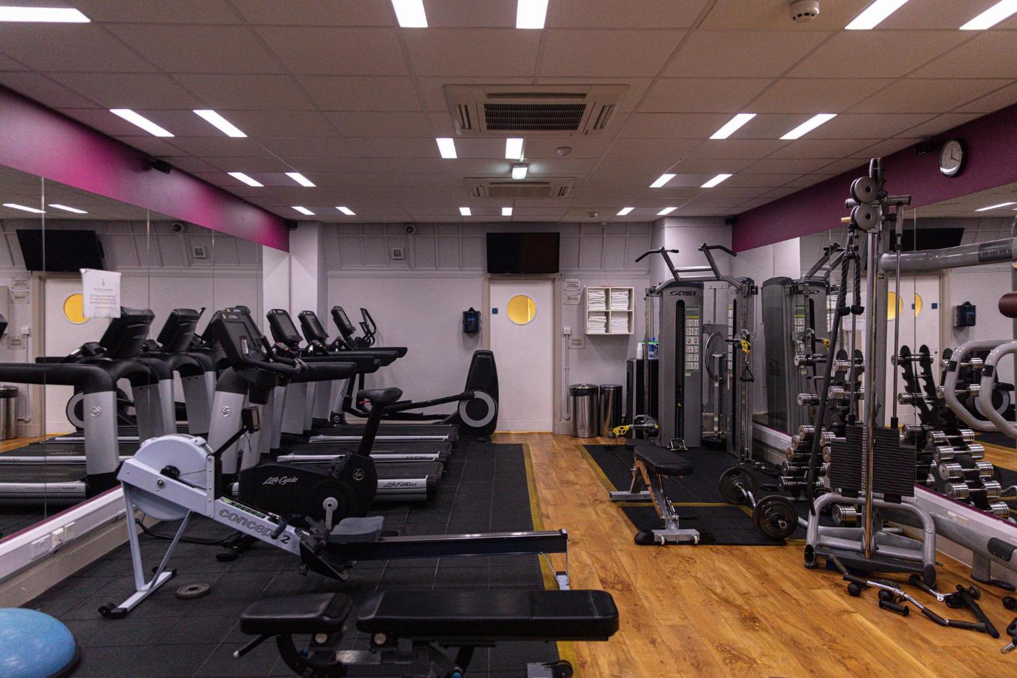Strand Palace Лондон Екстер'єр фото Gym equipment