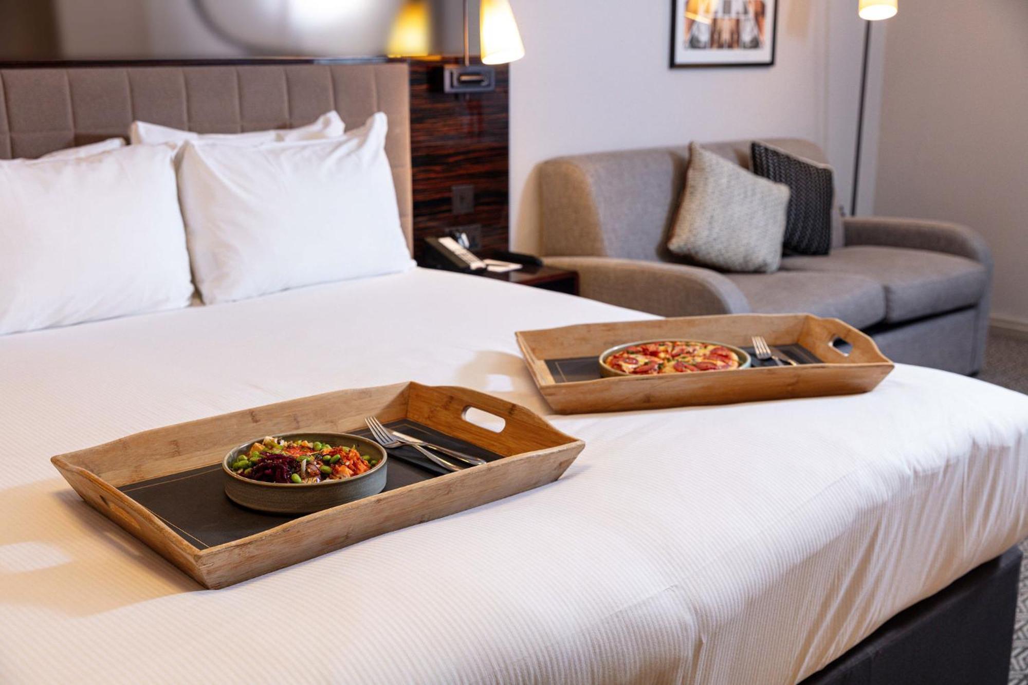 Strand Palace Лондон Екстер'єр фото Room service