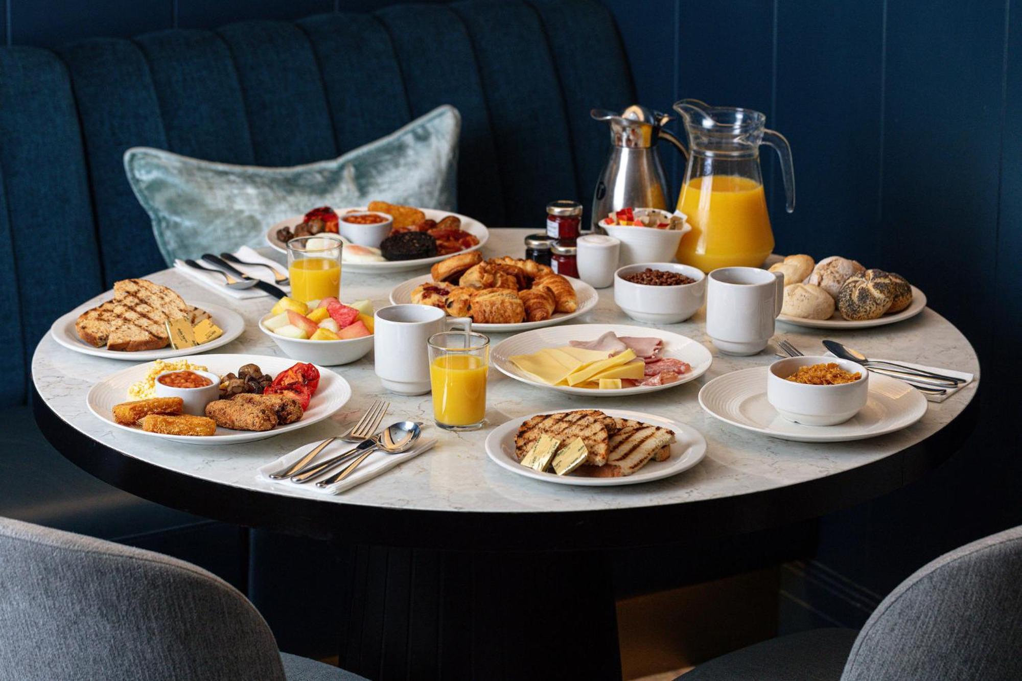 Strand Palace Лондон Екстер'єр фото Breakfast at the hotel