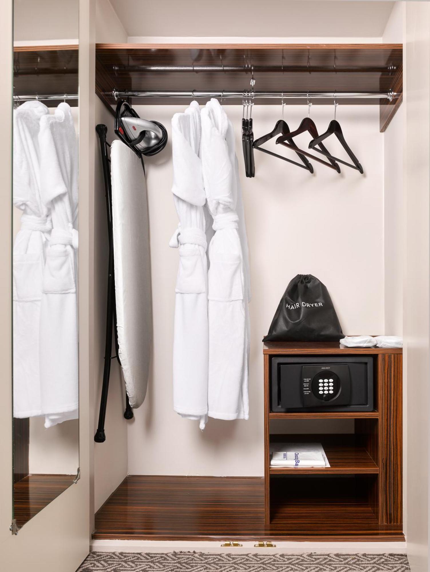 Strand Palace Лондон Екстер'єр фото A wardrobe in a hotel room