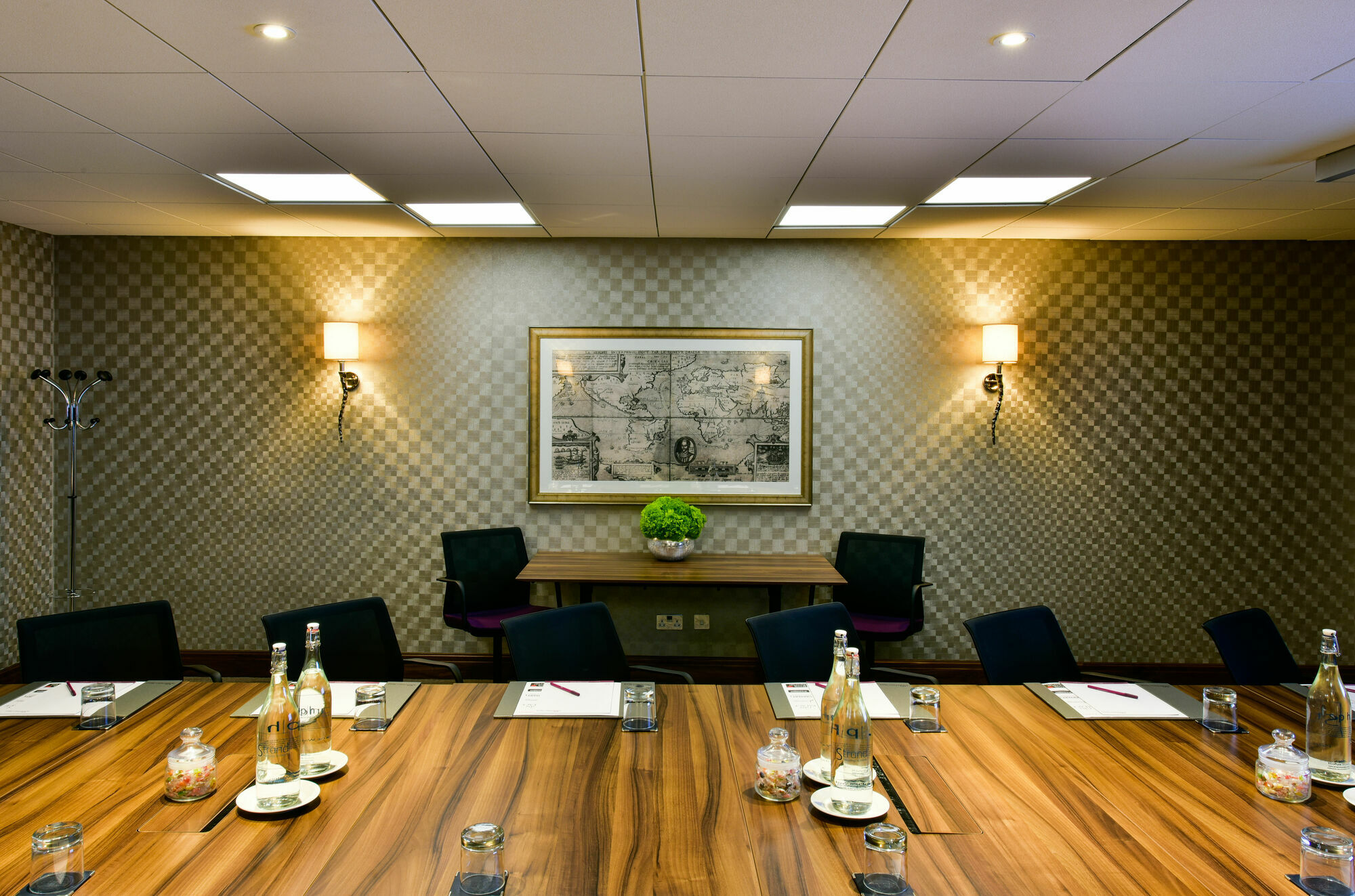 Strand Palace Лондон Екстер'єр фото Meeting room in the hotel