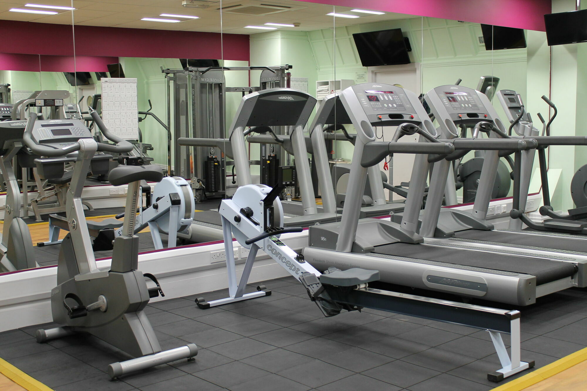 Strand Palace Лондон Екстер'єр фото A gym in the United Kingdom