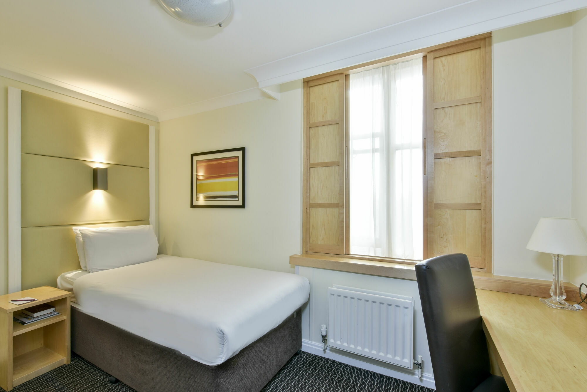 Strand Palace Лондон Екстер'єр фото A single room at the hotel