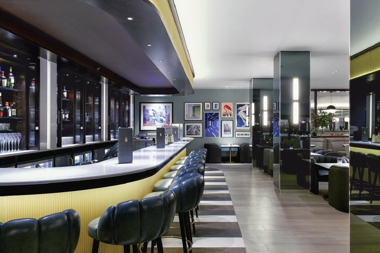 Strand Palace Лондон Екстер'єр фото Interior of the bar